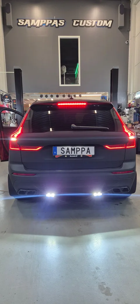 Volvo med ledramp och backljus i verkstaden