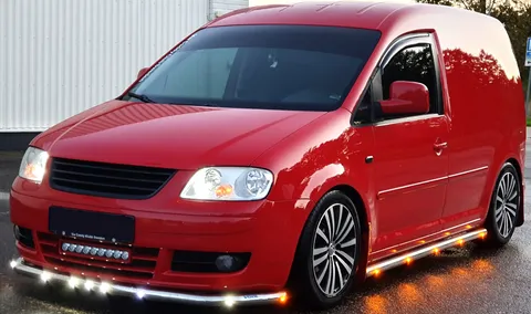 Röd VW Caddy med LED-belysning under stötfångaren