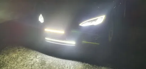 Tesla med ljus tänt i mörker