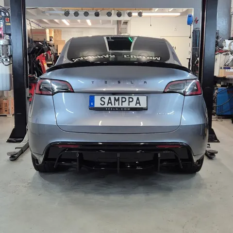 Tesla Model Y med svart spoiler och diffuser