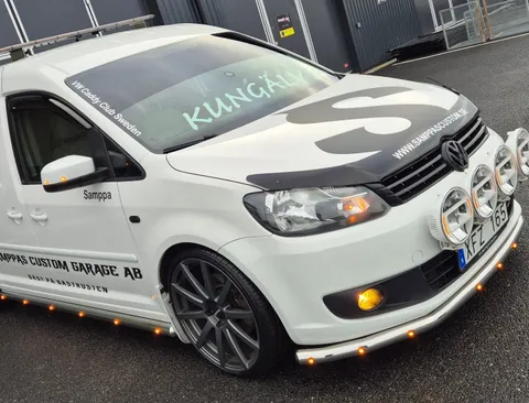 Caddy med extraljus och orange sidomarkering