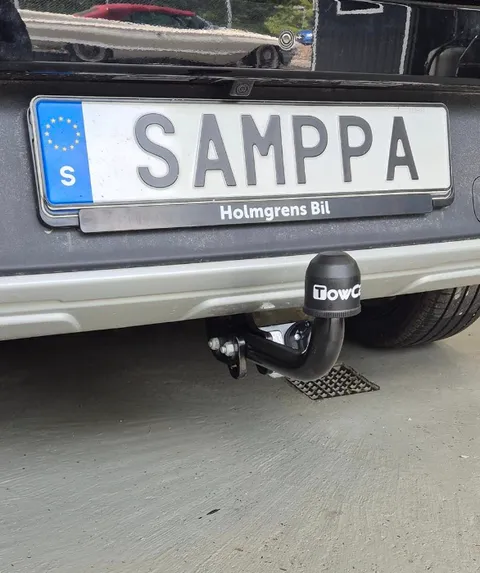Dragkrok under SAMPPA-skylten
