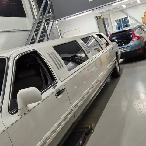 Vit limousine i verkstaden