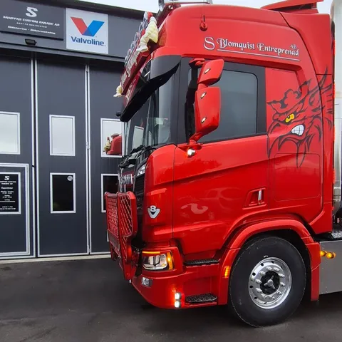 Samppas verkstad på Göteborgsvägen 102 i Surte med en röd Scania utanför